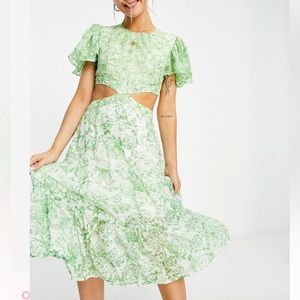 DARK PINK CUT OUT WAIST MIDAXI DRESS in overscaled green rose print